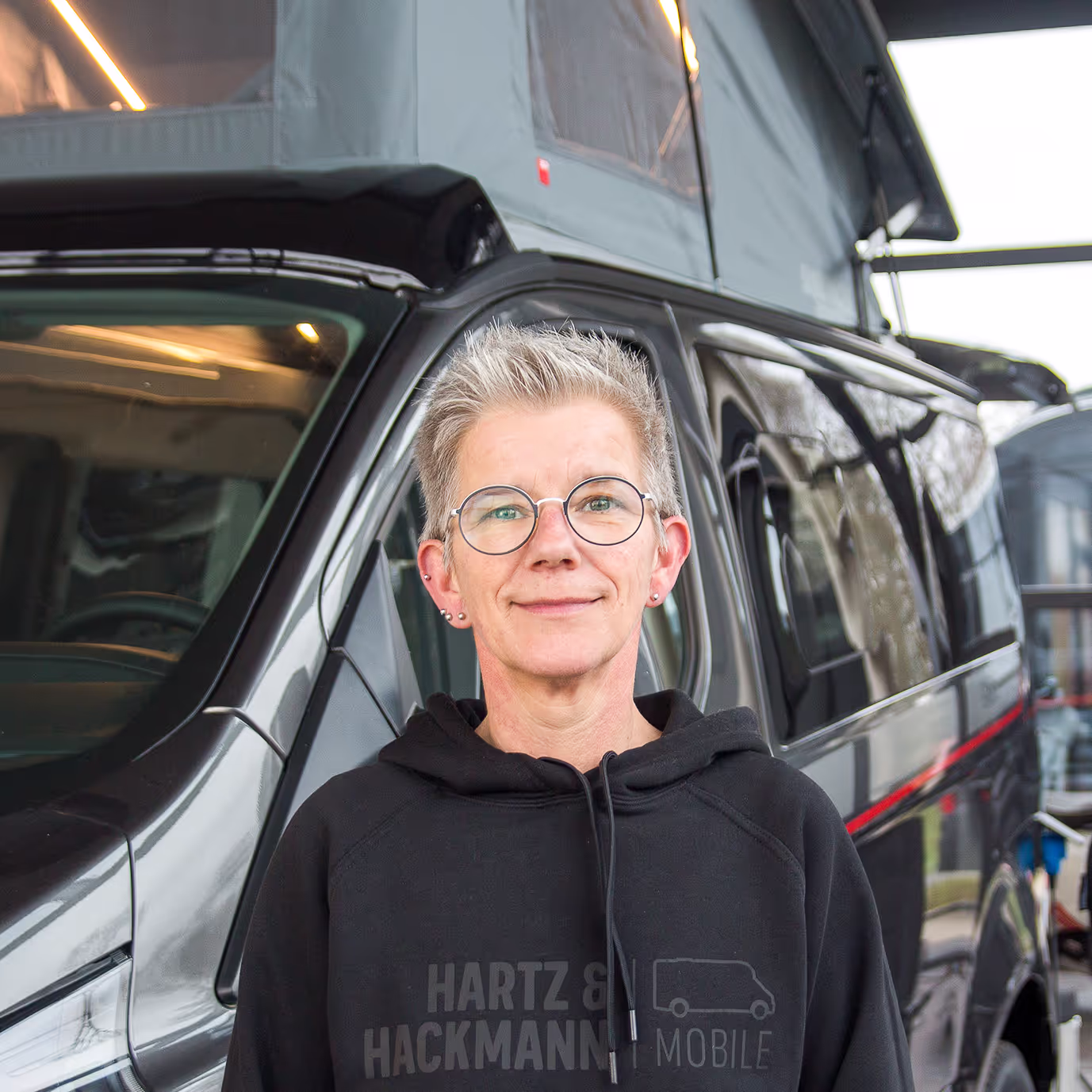 Birgit-Rodenberg-Fahrzeugreinigung Birgit Rodenberg von Hartz & Hackmann Mobile vor einem Wohnmobil im Showroom