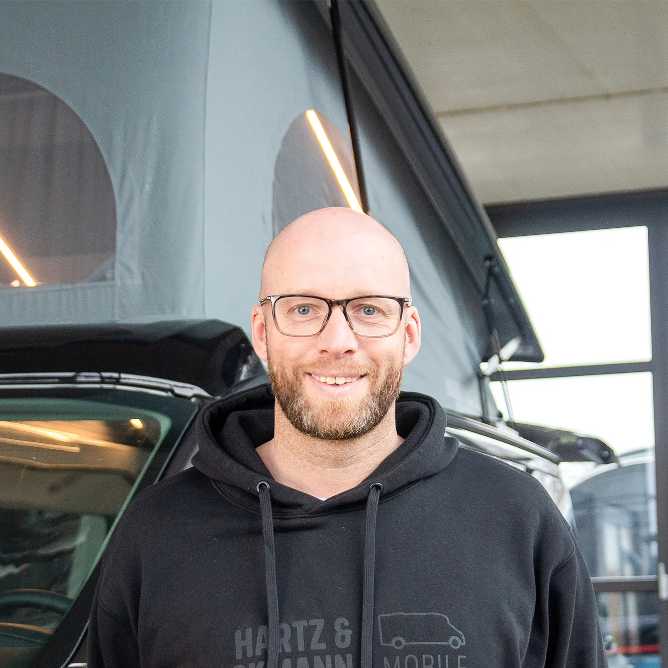 Christian_Hackmann_Geschäftsführung Christian Hackmann von Hartz & Hackmann Mobile vor einem Wohnmobil im Showroom