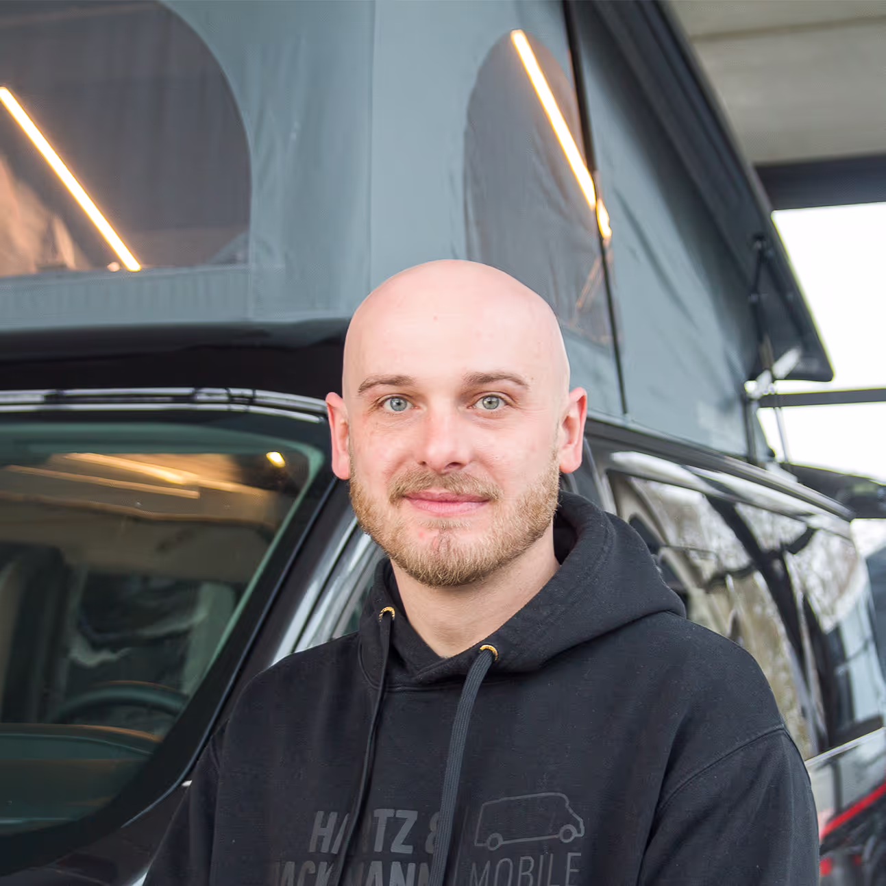 Dennis Siebert_Werkstatt Dennis Siebert von Hartz & Hackmann Mobile vor einem Wohnmobil im Showroom