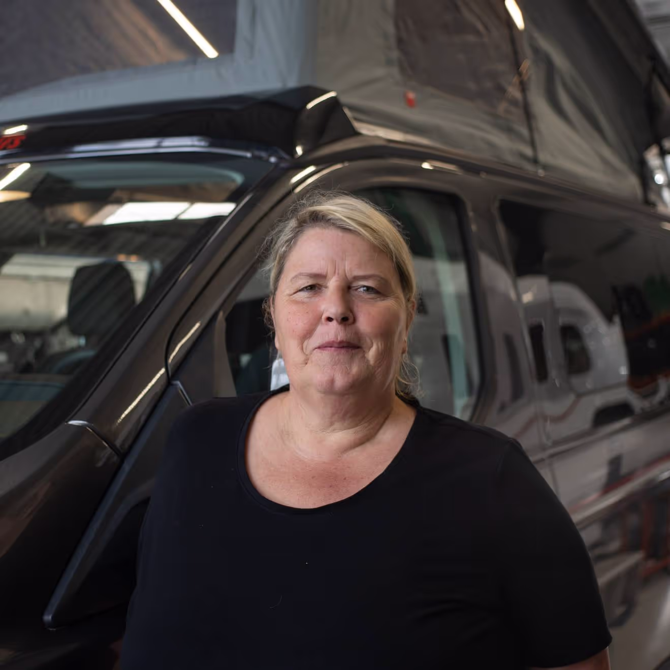 Kathrin-Hutfilz-Fahrzeugreinigung Kathrin Hutfilz von Hartz & Hackmann Mobile vor einem Wohnmobil im Showroom