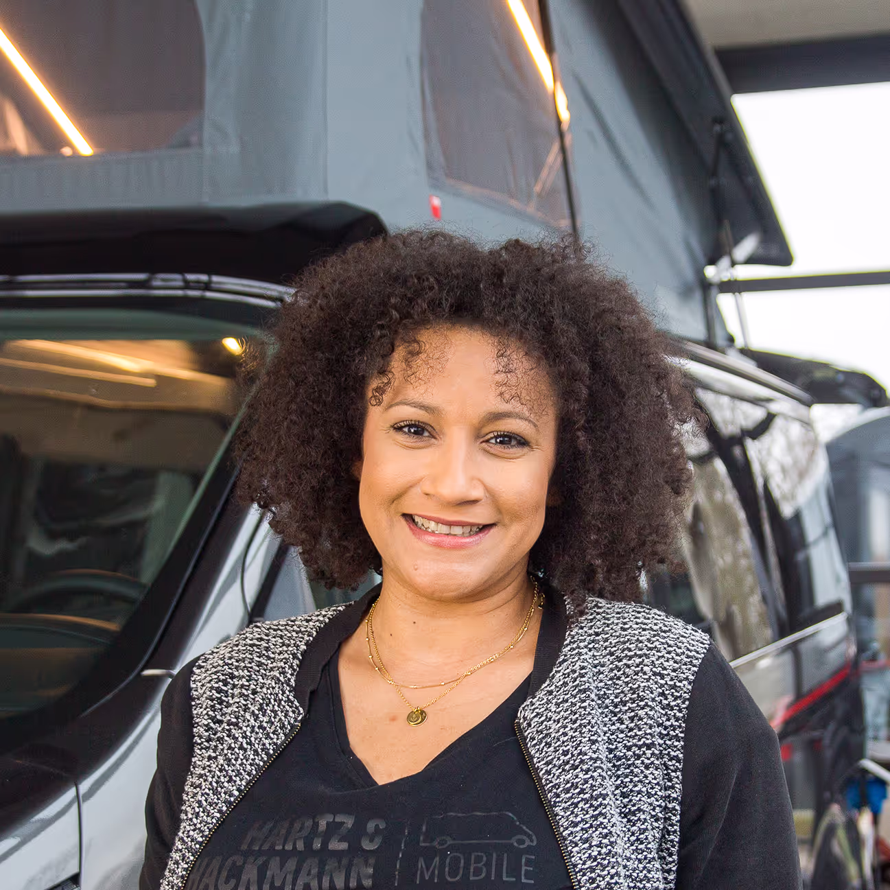 Nina-Robakowski-Buchhaltung Nina Robakowski von Hartz & Hackmann Mobile vor einem Wohnmobil im Showroom