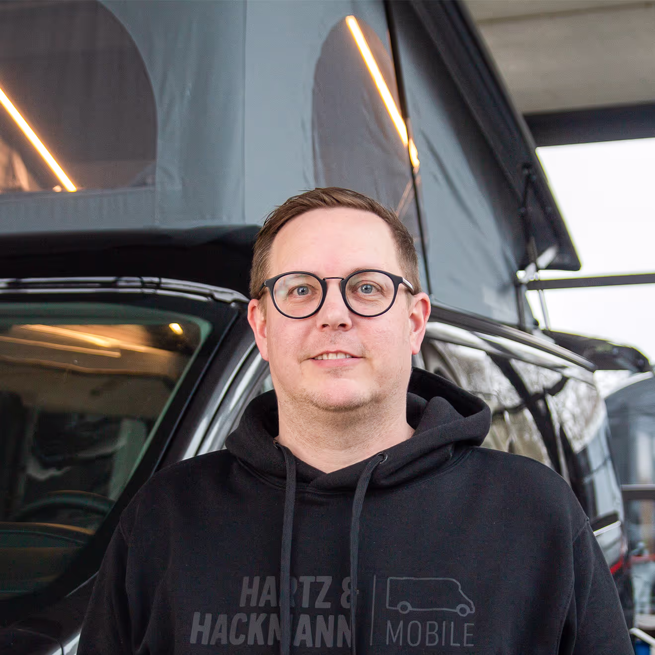 Thomas Dürkopp_Vermietung Thomas Dürkopp von Hartz & Hackmann Mobile vor einem Wohnmobil im Showroom