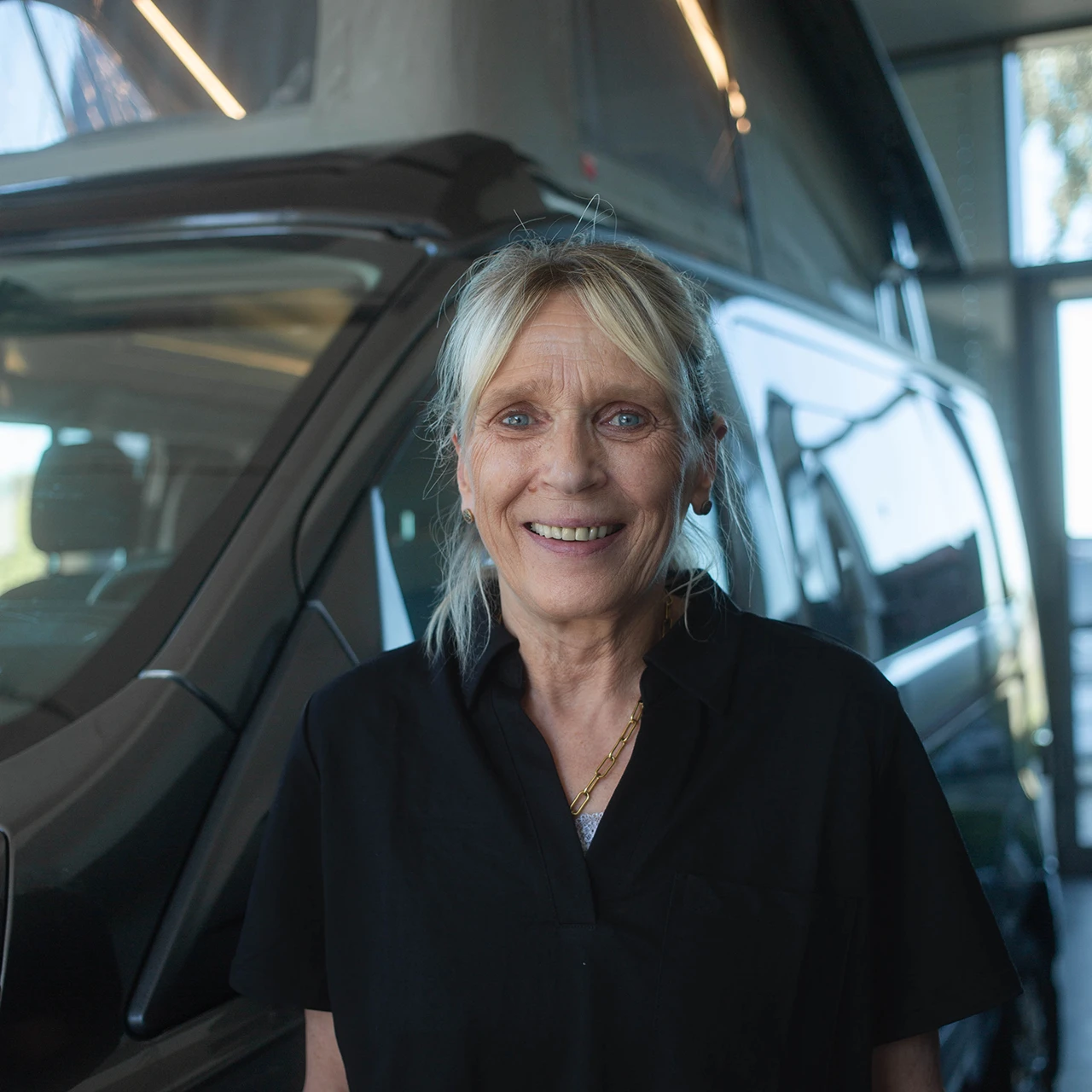 hartz-hackmann_martina-rolwes Martina Rolwes von Hartz & Hackmann Mobile vor einem Wohnmobil im Showroom