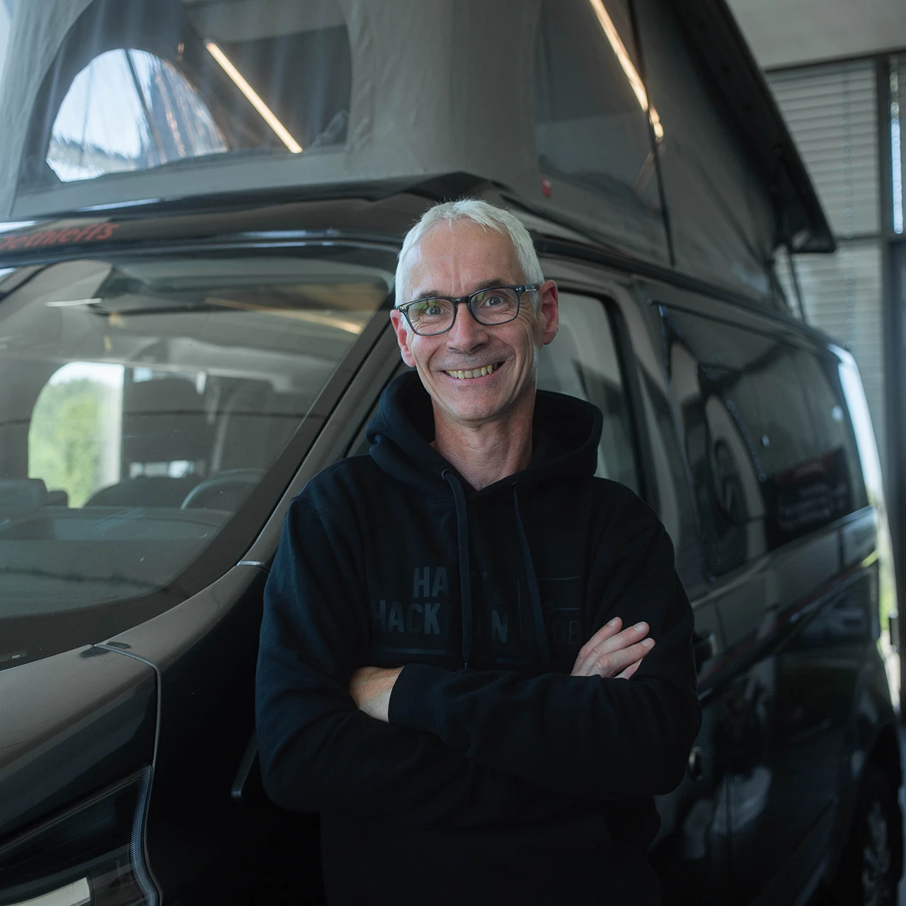 hatz-hackmann_juergen-boeckenstette KFZ-Meister Jürgen Böckenstette von Hartz & Hackmann Mobile vor einem Wohnmobil im Showroom